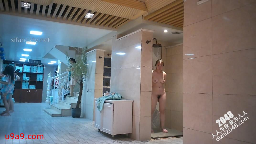 十二月最新流出大神潜入温泉洗浴会所更衣室淋浴间 贴着镜头偷拍淋浴出来的眼镜御姐4K高清版 | 國內原創